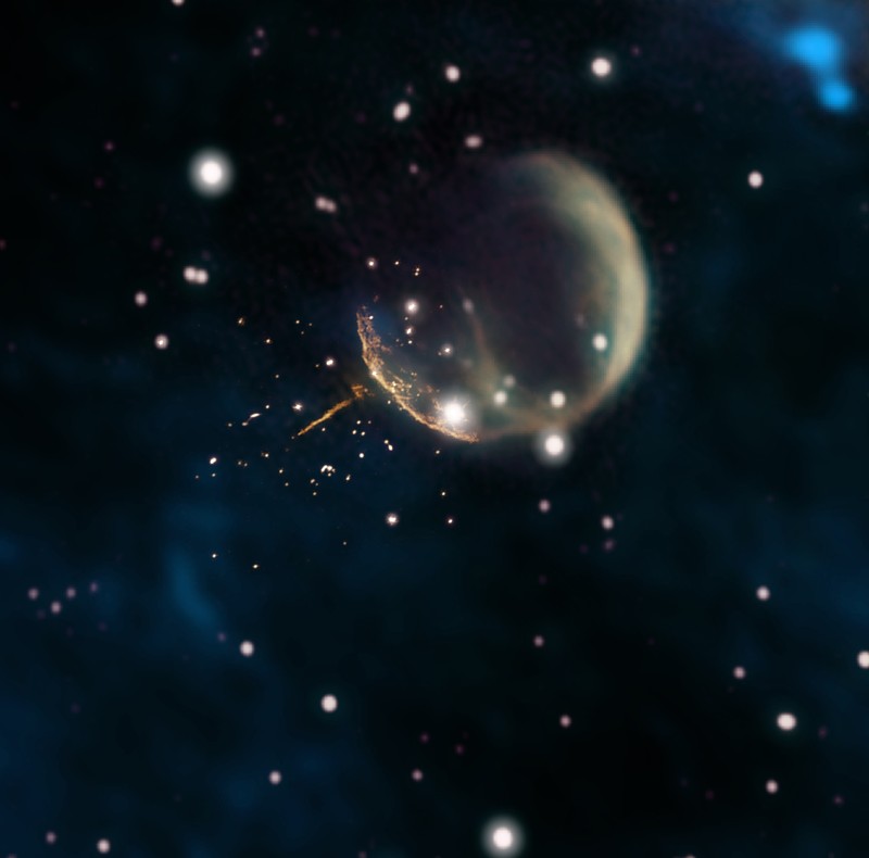 El remanente de supernova CTB 1 se asemeja a una burbuja fantasmal en esta imagen. Un púlsar se aleja a velocidad extrema e impulsado por la explosión.