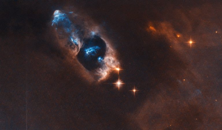 Telescopio Hubble observa objetos que se alejan de una estrella recién nacida Telescopio Hubble observa objetos que se alejan de una estrella recién nacida