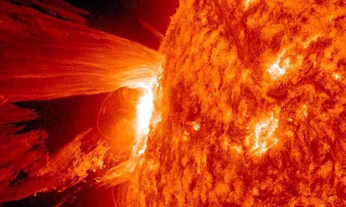 Las eyecciones de masa coronal del Sol a menudo causan tormentas solares