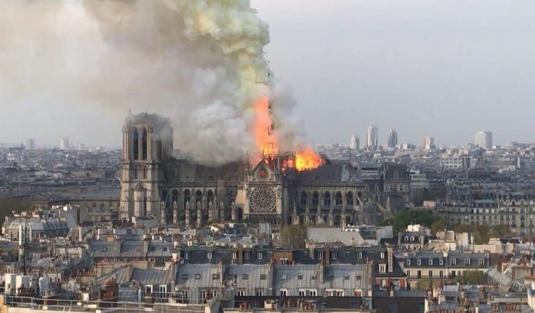 Catedral de Notre Dame en París en llamas… voraz incendio destruye el emblemático monumento Catedral de Notre Dame en París en llamas… voraz incendio destruye el emblemático monumento
