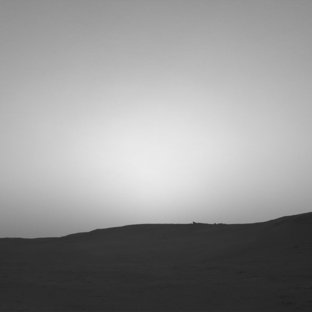 Esta serie de imágenes muestra la sombra de Phobos mientras oscurece una zona de Marte donde se encontraba el Curiosity Mars de la NASA. Ocurrido el lunes 25 de marzo de 2019