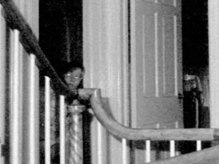La famosa foto del niño fantasma de Amityville en 1976
