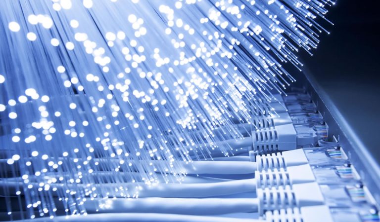 Investigadores logran controlar la velocidad de la luz y enviarla hacia atrás Investigadores logran controlar la velocidad de la luz y enviarla hacia atrás