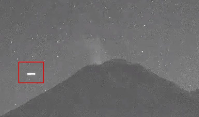OVNI alargado y luminoso aparece sobre el Popocatépetl OVNI alargado y luminoso aparece sobre el Popocatépetl