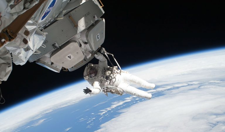 ¿Por qué no podemos ver las estrellas en las fotos del espacio? ¿Por qué no podemos ver las estrellas en las fotos del espacio?