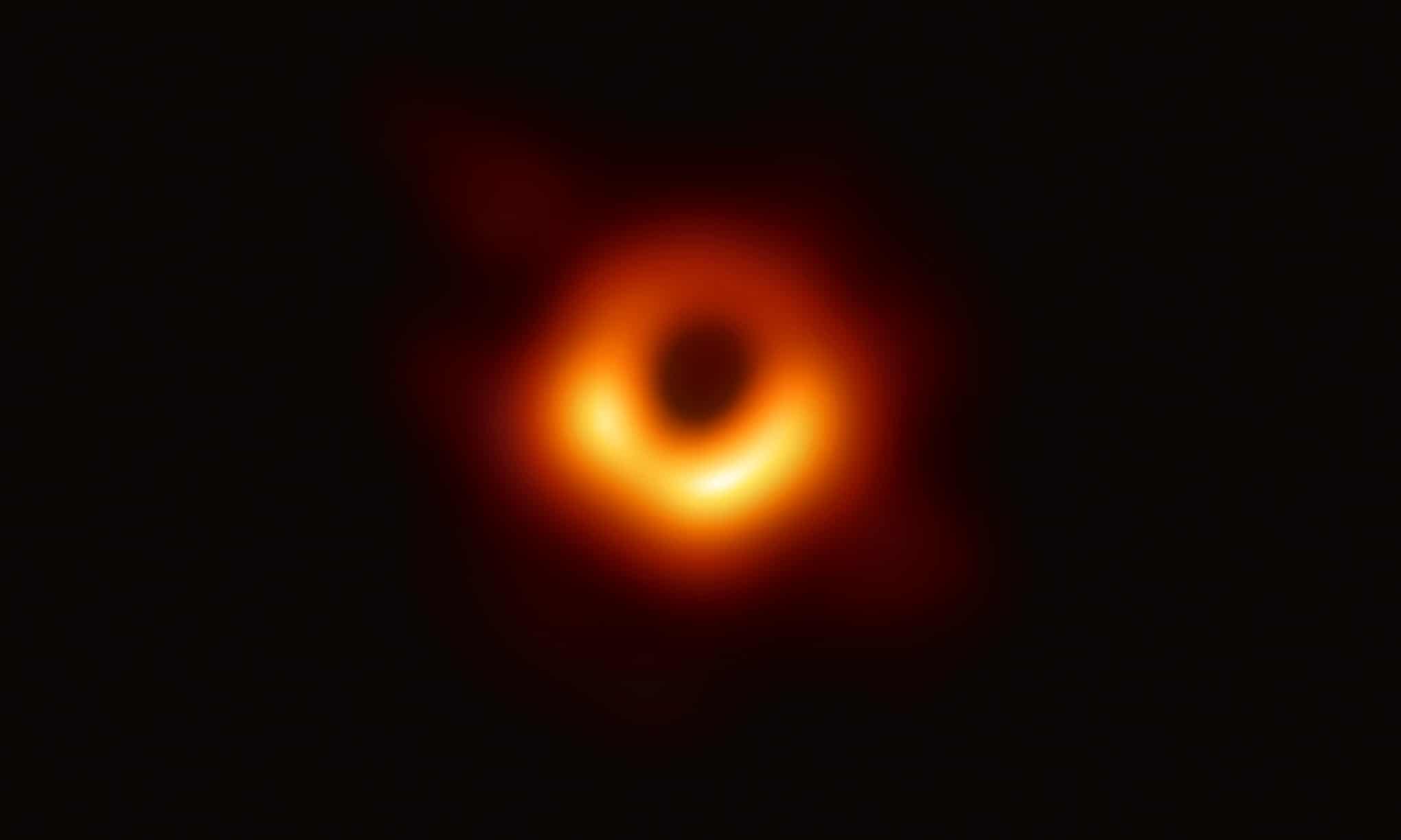 La primera imagen de un agujero negro muestra un anillo brillante con un punto oscuro y central. Ese anillo es un brillante disco de gas que orbita al gigante supermasivo en la galaxia M87, y la mancha es la sombra del agujero negro