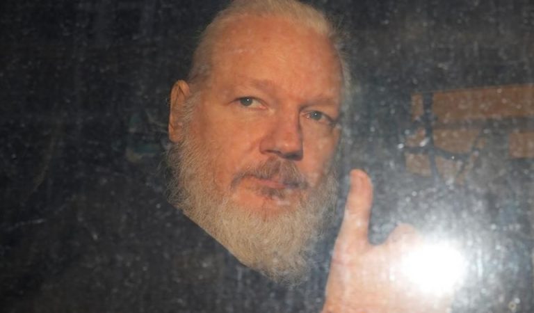 Denuncian que Julian Assange está siendo lobotomizado químicamente y torturado con drogas alucinógenas Denuncian que Julian Assange está siendo lobotomizado químicamente y torturado con drogas alucinógenas