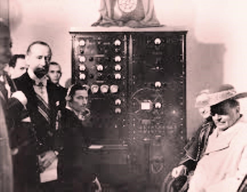 Inauguración de Radio Vaticana por Marconi en 1931, que en la foto posa vestido de gala. Con sombrero sentado, el Papa Pío XI, un fanático de la tecnología