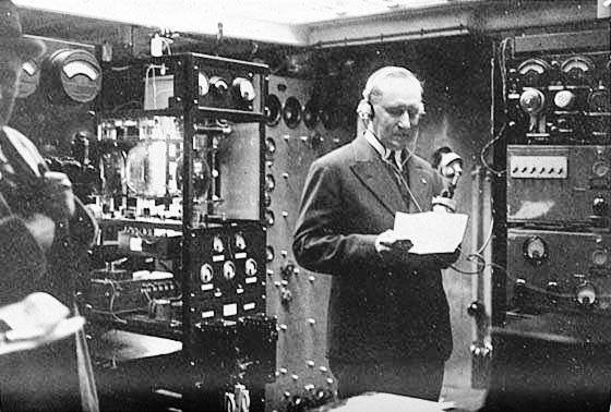 Guglielmo Marconi, a bordo de su barco Elettra, durante los preparativos del encendido eléctrico, para alumbrar un municipio australiano
