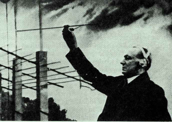 Marconi instalando una antena direccional, para una radio de New York, 1937