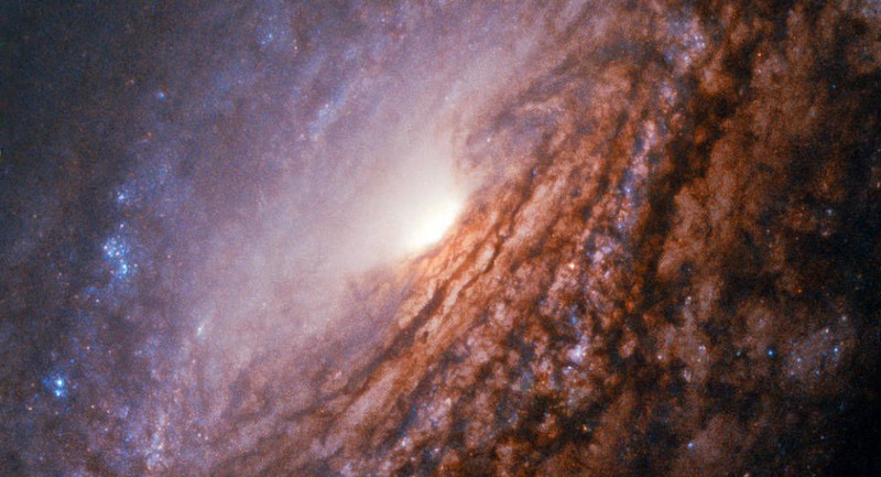 La materia oscura puede estar huyendo hacia nuestro Universo desde otra dimensión