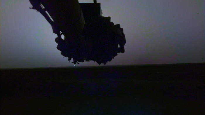 Un amanecer y atardecer en Marte captados por el rover Insight