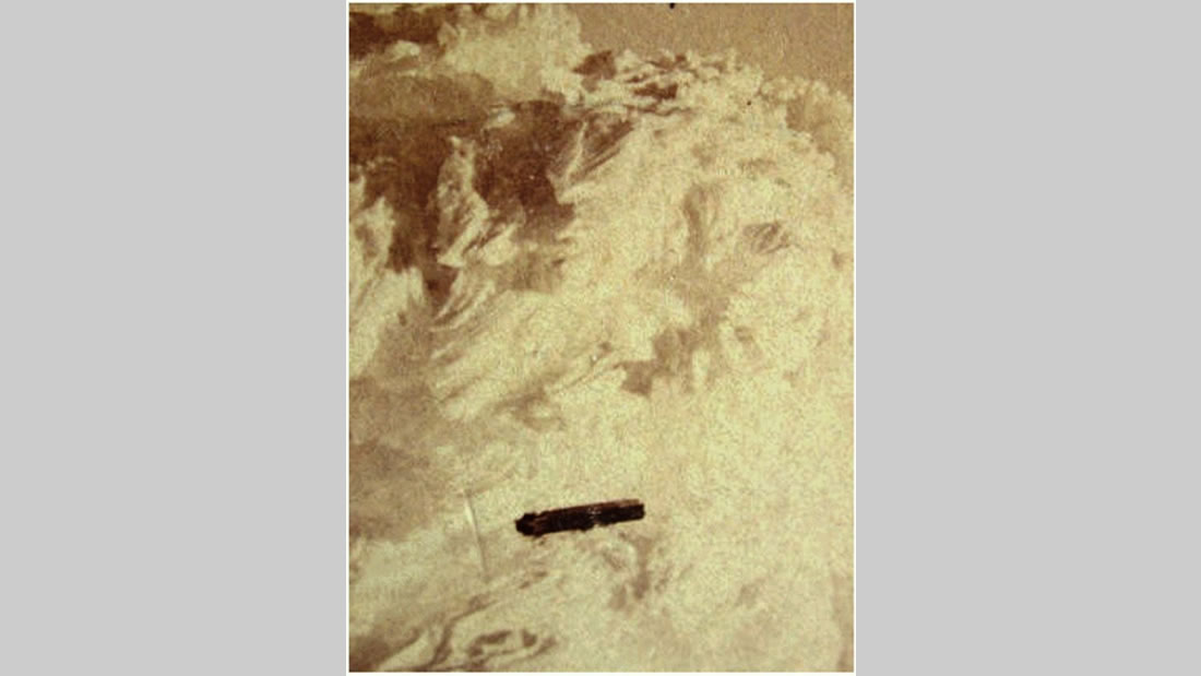 Fotografía de un extraño objeto captado en 1870, Estados Unidos. Los críticos dicen el fenómeno es producido por la escarcha. En Argentina 1952, se registro objeto similar ¿también producto de la escarcha?
