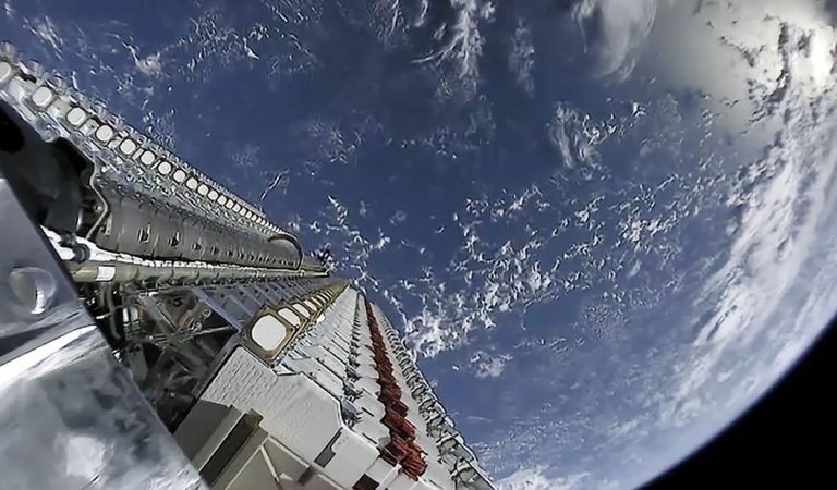 SpaceX lanzó sus primeros 60 satélites para llevar Internet de alta velocidad al mundo SpaceX lanzó sus primeros 60 satélites para llevar Internet de alta velocidad al mundo