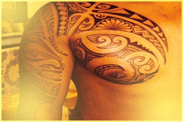 Espirales Koru en un tatuaje basado en el Ta moko