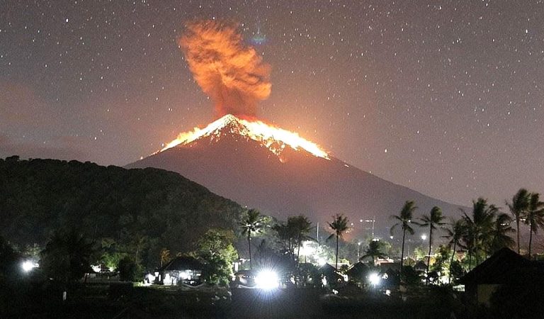 Volcán Monte Agung en Bali entra en erupción lanzando lava y rocas Volcán Monte Agung en Bali entra en erupción lanzando lava y rocas