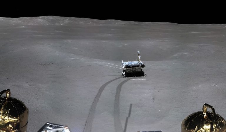 Yutu 2, el rover de China, recoge muestras del otro lado de la Luna Yutu 2, el rover de China, recoge muestras del otro lado de la Luna