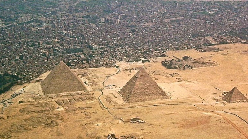 La Gran Pirámide de Giza podría haberse construido sobre una colina natural más grande de lo que se creía