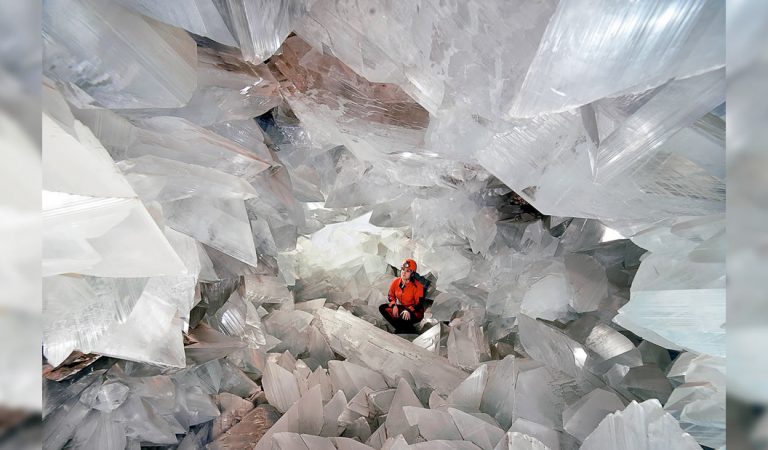 Abren al público «La Geoda» una enorme cueva de cristales en España Abren al público «La Geoda» una enorme cueva de cristales en España