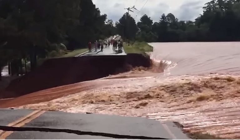 Colapsa represa de Iguazú causando fallas eléctricas e inundaciones en varios países Colapsa represa de Iguazú causando fallas eléctricas e inundaciones en varios países