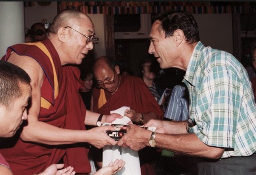 El Dalai Lama recibe un libro sobre extraterrestres como regalo del profesor John Mack