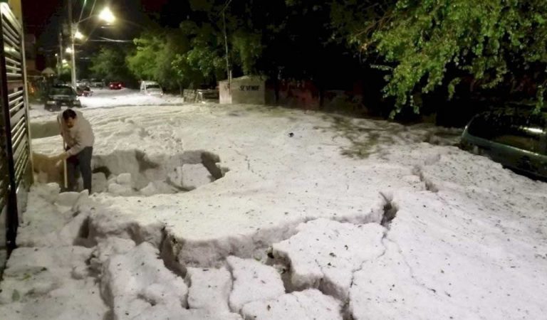 Granizo cubre Guadalajara (México) con una gruesa capa de hielo Granizo cubre Guadalajara (México) con una gruesa capa de hielo