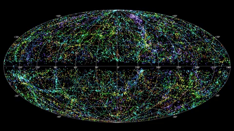 Una animación muestra la aparición aleatoria de ráfagas de radio rápidas (FRB) en todo el cielo. Los astrónomos han descubierto aproximadamente 85 de ellas desde 2007, y han identificado dos de ellas