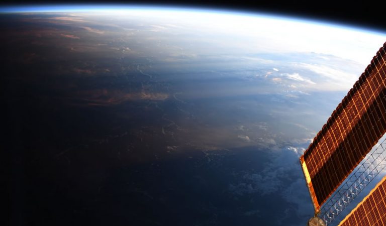 Impresionante foto de la Tierra desde el espacio revela donde el día se convierte en noche Impresionante foto de la Tierra desde el espacio revela donde el día se convierte en noche