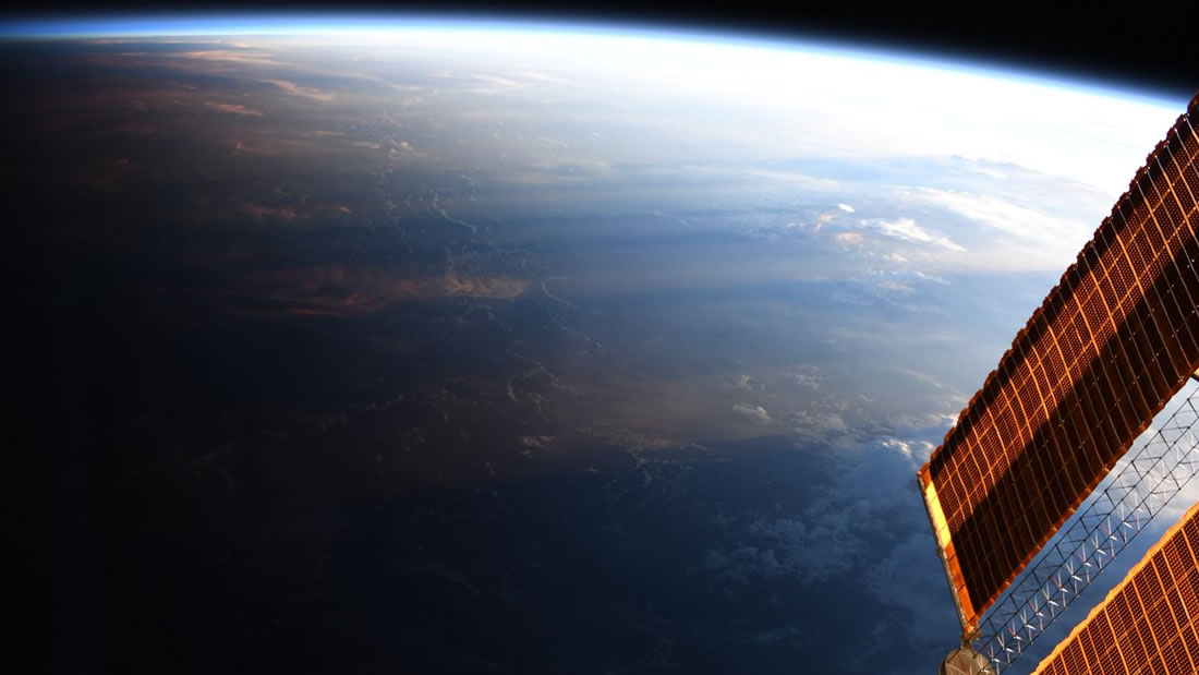 Impresionante foto de la Tierra desde el espacio revela donde el día se convierte en noche