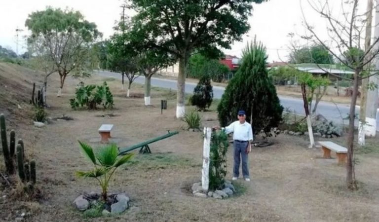 La historia del hombre de 83 años que limpió un terreno lleno de basura y construyó una plaza La historia del hombre de 83 años que limpió un terreno lleno de basura y construyó una plaza