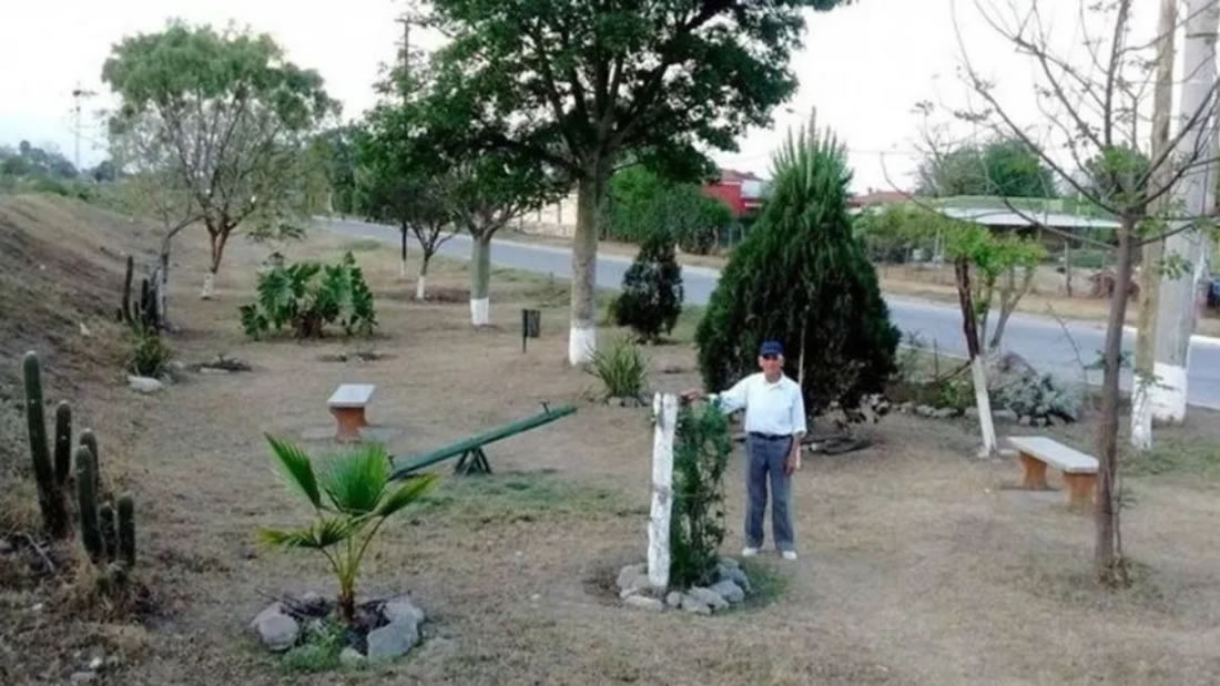 La historia del hombre de 83 años que limpió un terreno lleno de basura y construyó una plaza