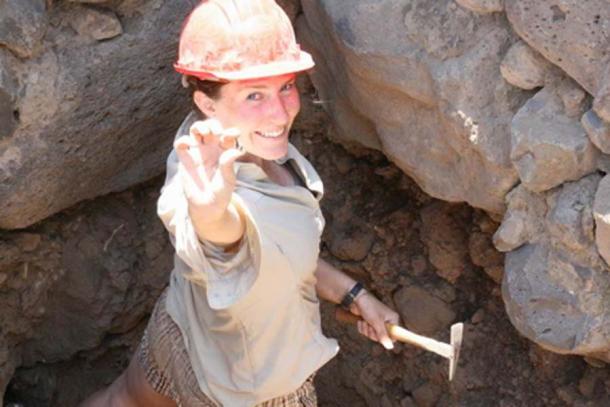 En el área de excavación donde se encontró la Puerta de la Ciudad, los investigadores también han desenterrado joyas y monedas