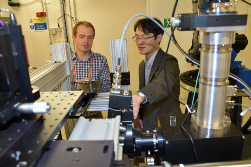El Dr. Peter Martin (University of Bristol) y el Dr. Yukihiko Satou (International Atomic Energy Agency) en las instalaciones de Diamond Light Source