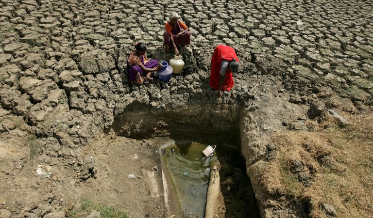 Una gran ciudad de la India se ha quedado sin agua y la gente está peleando entre sí por conseguirla Una gran ciudad de la India se ha quedado sin agua y la gente está peleando entre sí por conseguirla
