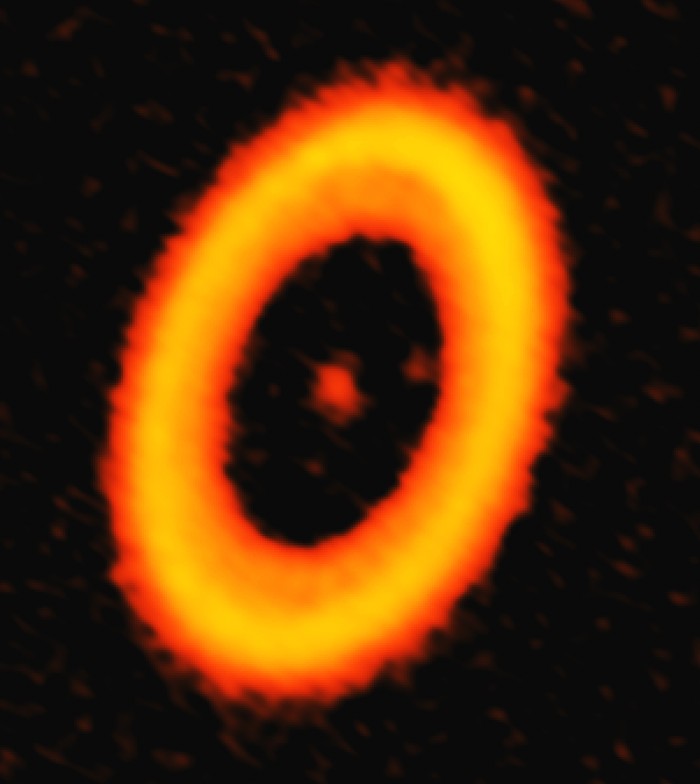 Imagen de ALMA del polvo en el PDS 70, un sistema estelar ubicado a aproximadamente 370 años luz de la Tierra. Dos manchas débiles en la región de la brecha de este disco se asocian con planetas recién formados