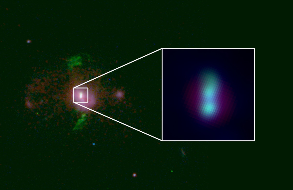 Una galaxia a aproximadamente 2.5 billones de años luz de distancia tiene un par de agujeros negros supermasivos (recuadro). Las ubicaciones de los agujeros negros están iluminadas por gas cálido y estrellas brillantes que rodean los objetos. El hallazgo mejora las estimaciones de cuándo los astrónomos detectarán por primera vez el fondo de ondas gravitacionales generado por los agujeros negros supermasivos