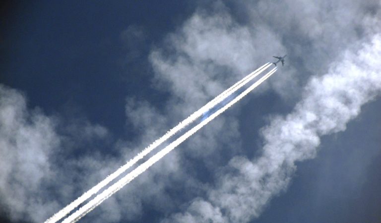 Estelas de aviones calentarán aún más la atmósfera, confirman investigadores Estelas de aviones calentarán aún más la atmósfera, confirman investigadores