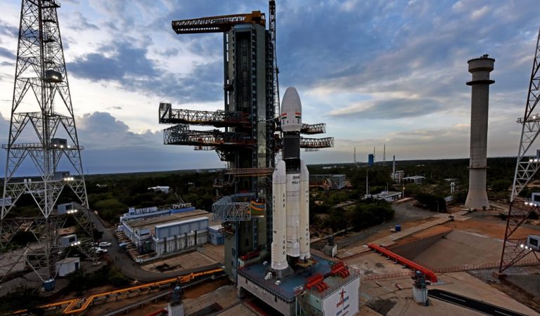 India lanzará hoy una sonda al lado oculto de la Luna donde se descubrió una masa metálica enterrada India lanzará hoy una sonda al lado oculto de la Luna donde se descubrió una masa metálica enterrada