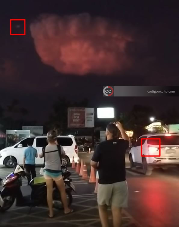 Aparece una extraña nube acompañada de «OVNIs» en Tailandia