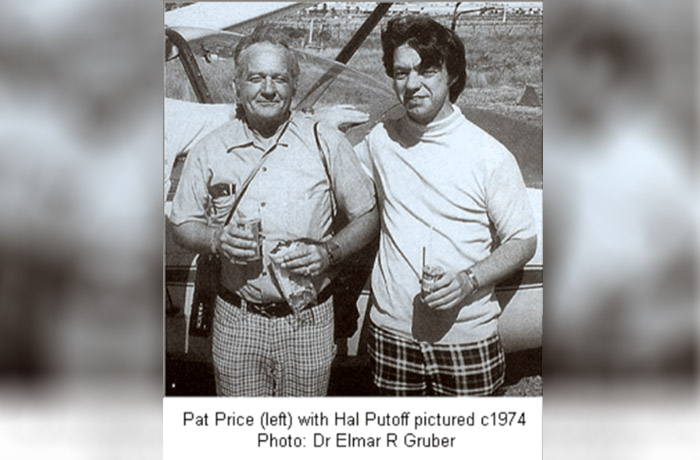 Pat Price a la izquierda, con Hal Putoff a la derecha