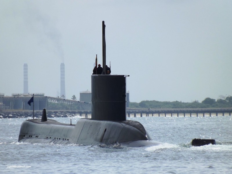 Submarino ruso incendiado fue posiblemente enviado a cortar cables de Internet