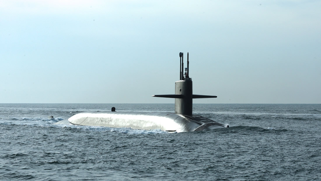 Submarino ruso incendiado fue posiblemente enviado a cortar cables de Internet