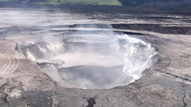 El cráter Halema'uma'u, que forma parte del volcán Kīlauea más grande