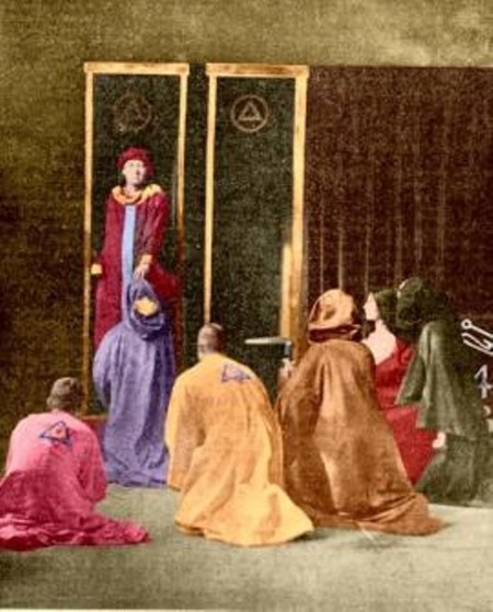 Crowley durante una representación de los Ritos de Eulesis, 1910