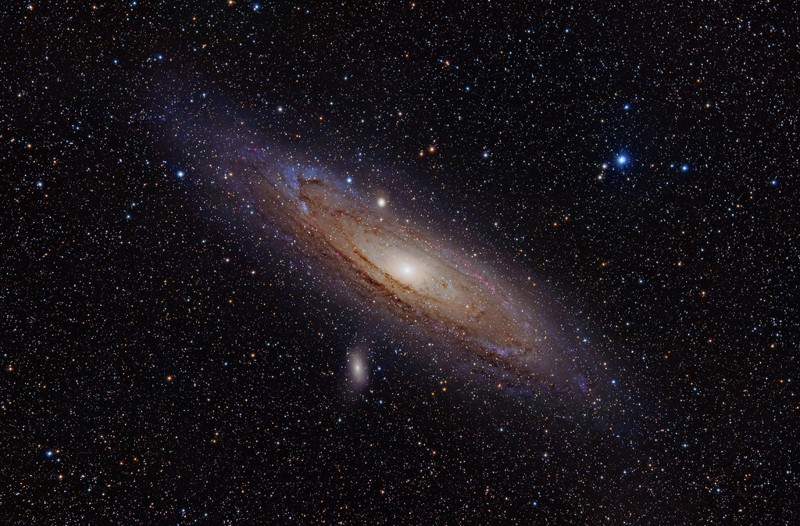 La galaxia de Andrómeda con 2 de sus galaxias satelitales