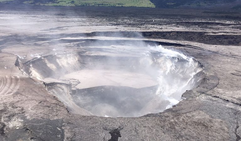 Aparece gran cantidad de agua en un volcán en Hawaii e investigadores no pueden explicarlo Aparece gran cantidad de agua en un volcán en Hawaii e investigadores no pueden explicarlo