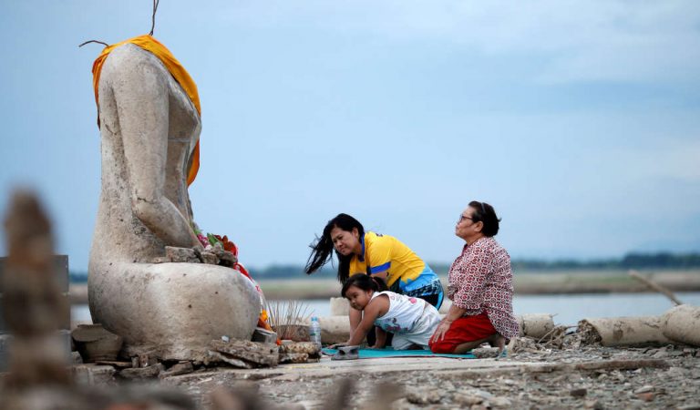 Graves sequías en Tailandia revelan un templo perdido hace mucho tiempo Graves sequías en Tailandia revelan un templo perdido hace mucho tiempo