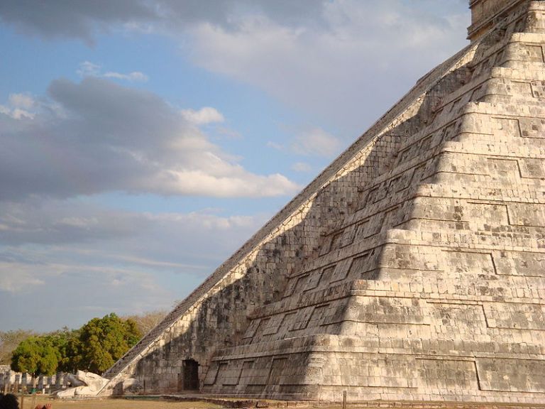 El descenso del dios serpiente emplumada Kukulkan en Chichen Itza durante el equinocio. Su correspondiente azteca fue Quetzalcoatl. Fue una de las deidades de mayor importanci