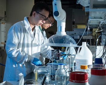 El investigador postdoctoral de Rice Chuan Xia, izquierda, y el ingeniero químico y biomolecular Haotian Wang ajustan su reactor de electrocatálisis para producir ácido fórmico líquido a partir de dióxido de carbono