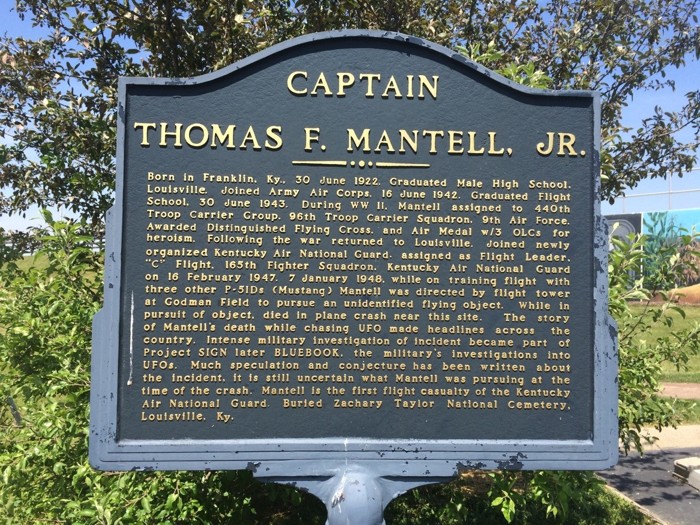Ilustración 1: Placa conmemorativa dedicada a Thomas F. Mantell. en ella se relata el incidente con el OVNI que le costó la vida. Nunca se devolvió el cuerpo a la familia